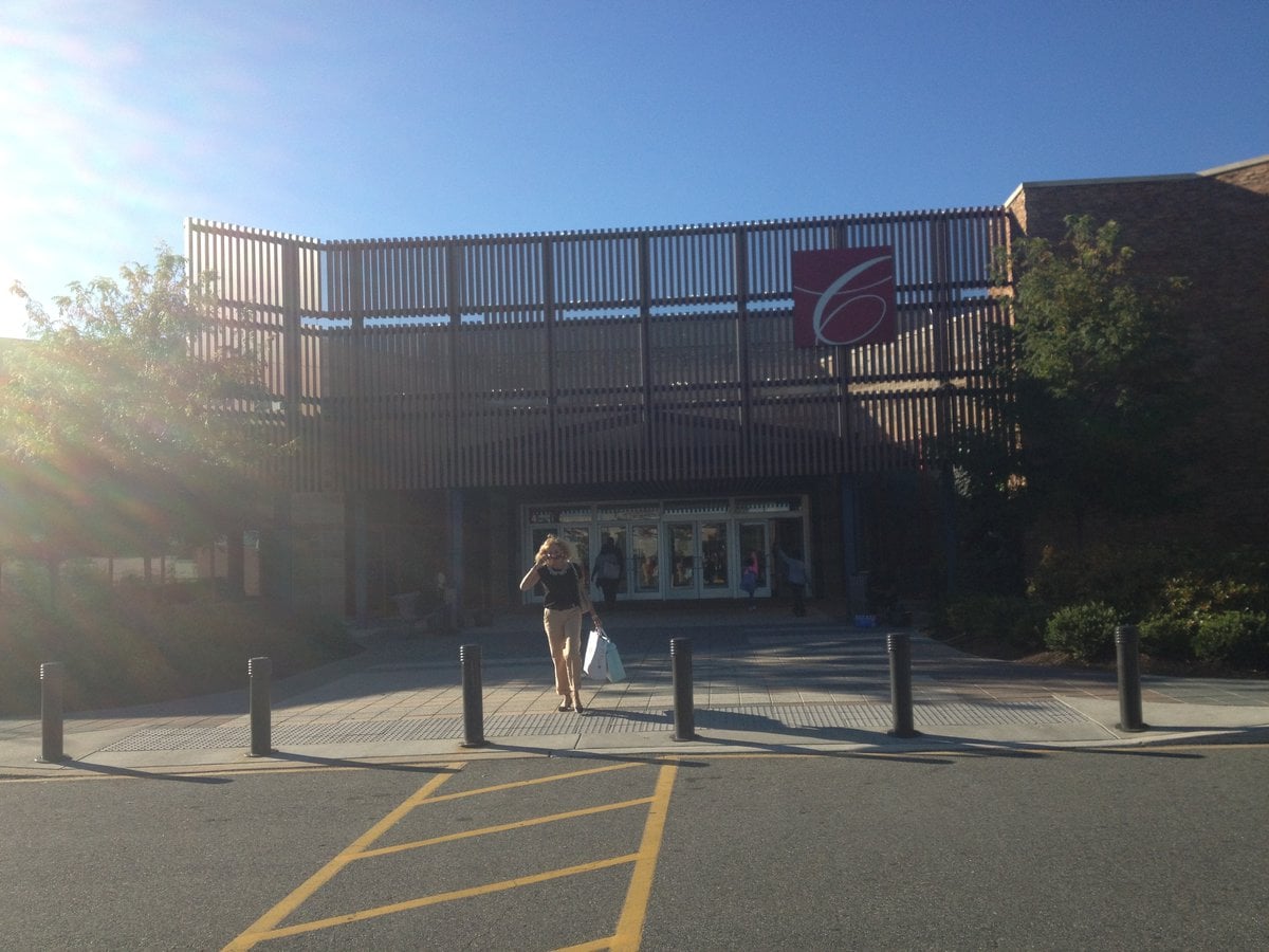 :Christiana Mall entrance between JCPenney and Target