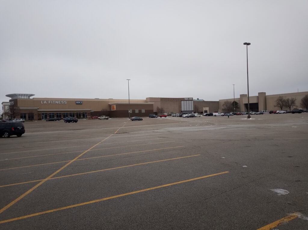 White Oaks Mall in Springfield, IL: Past Anchors, New Roles, and Future Challenges 9 White Oaks Mall