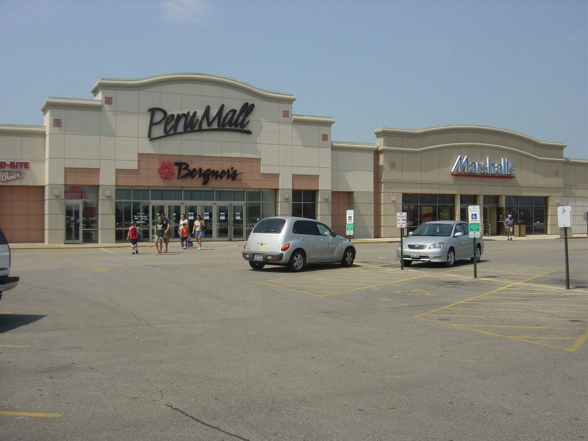 Inside Peru Mall in Peru, IL: Once Packed With Shoppers - Now Look at It 2 Inside Peru Mall in Peru, IL: Once Packed With Shoppers - Now Look at It