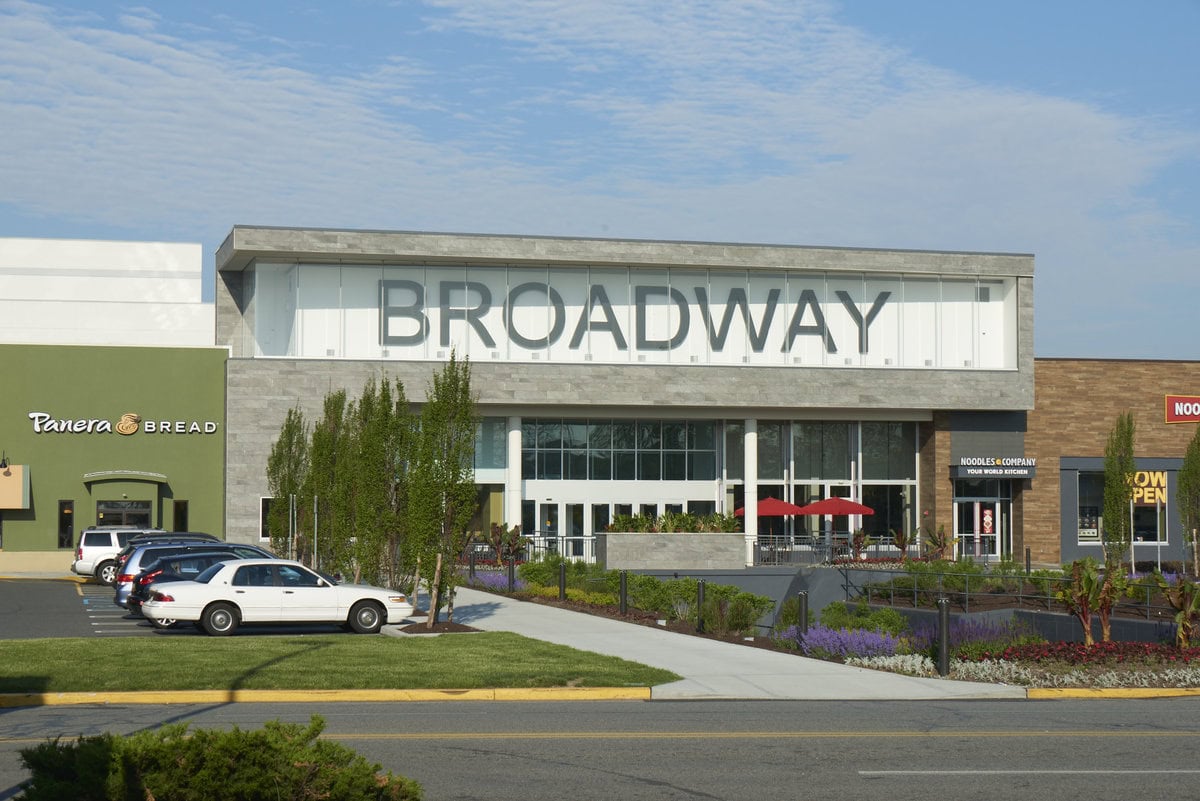 Inside Broadway Commons in Hicksville, NY: the 1956 mall that refuses to stay the same 2 Inside Broadway Commons in Hicksville, NY: the 1956 mall that refuses to stay the same