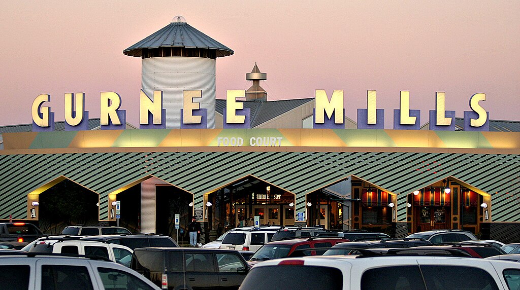 Inside Gurnee Mills In Gurnee IL Massive Outlet Mall That Keeps 