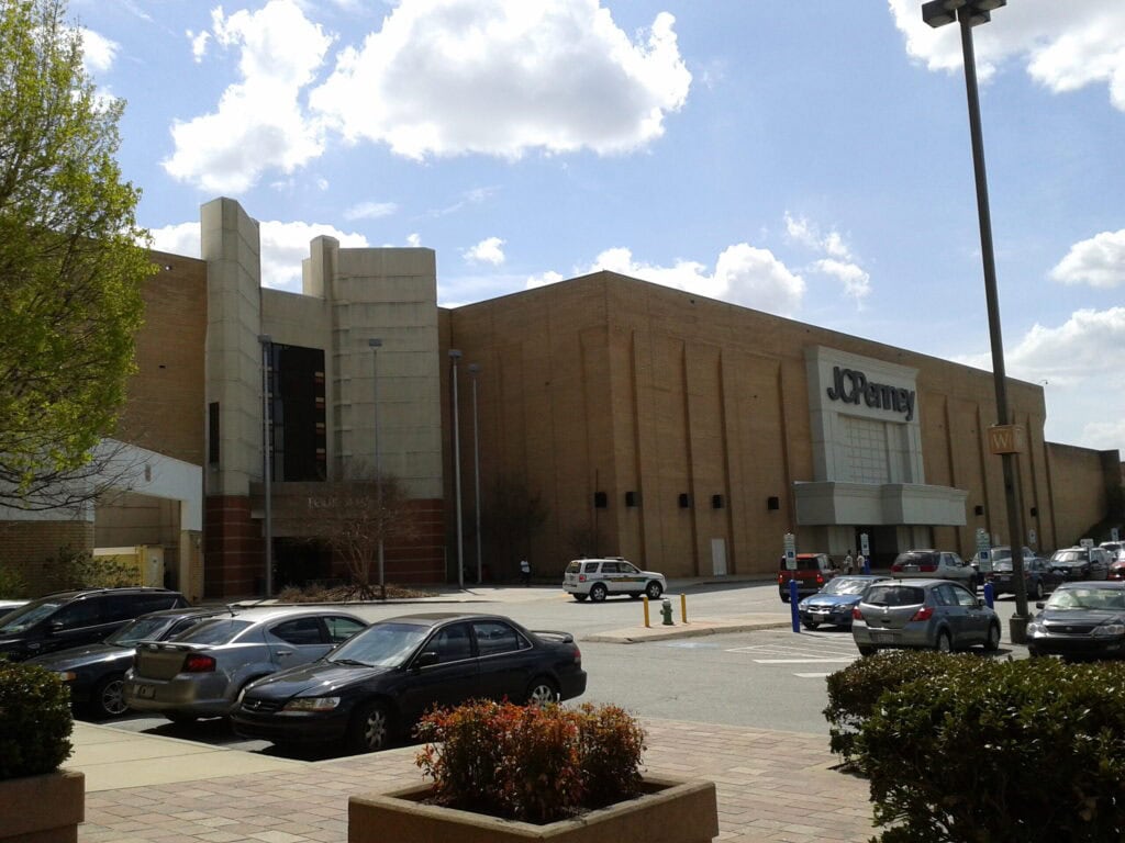 Inside Four Seasons Town Centre in Greensboro, NC: massive indoor mall that refuses to disappear 15 Four Seasons Town Centre in Greensboro, NC