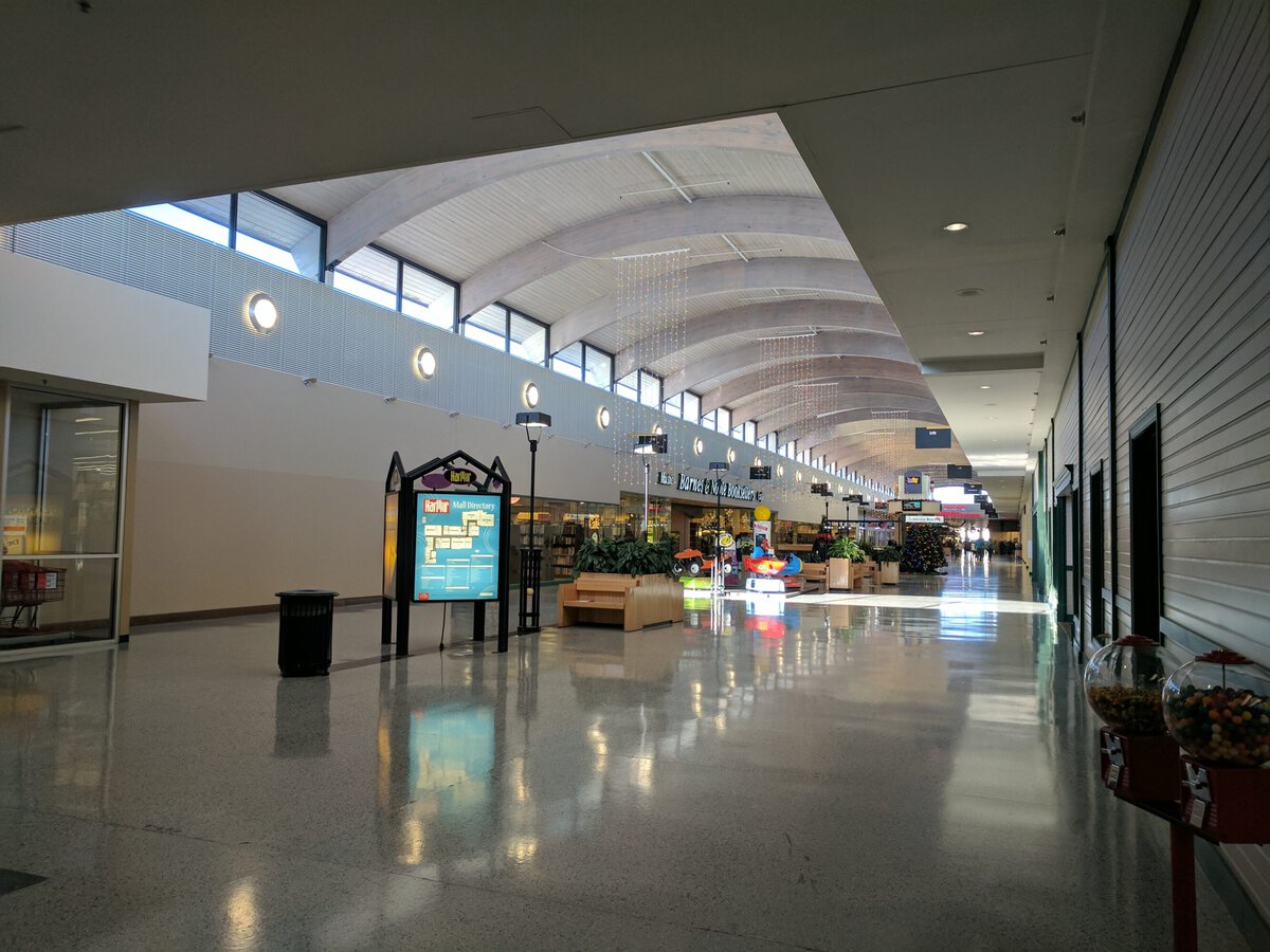 HarMar Mall in Roseville, MN: Built in 1963, Still Open, and Mostly Empty