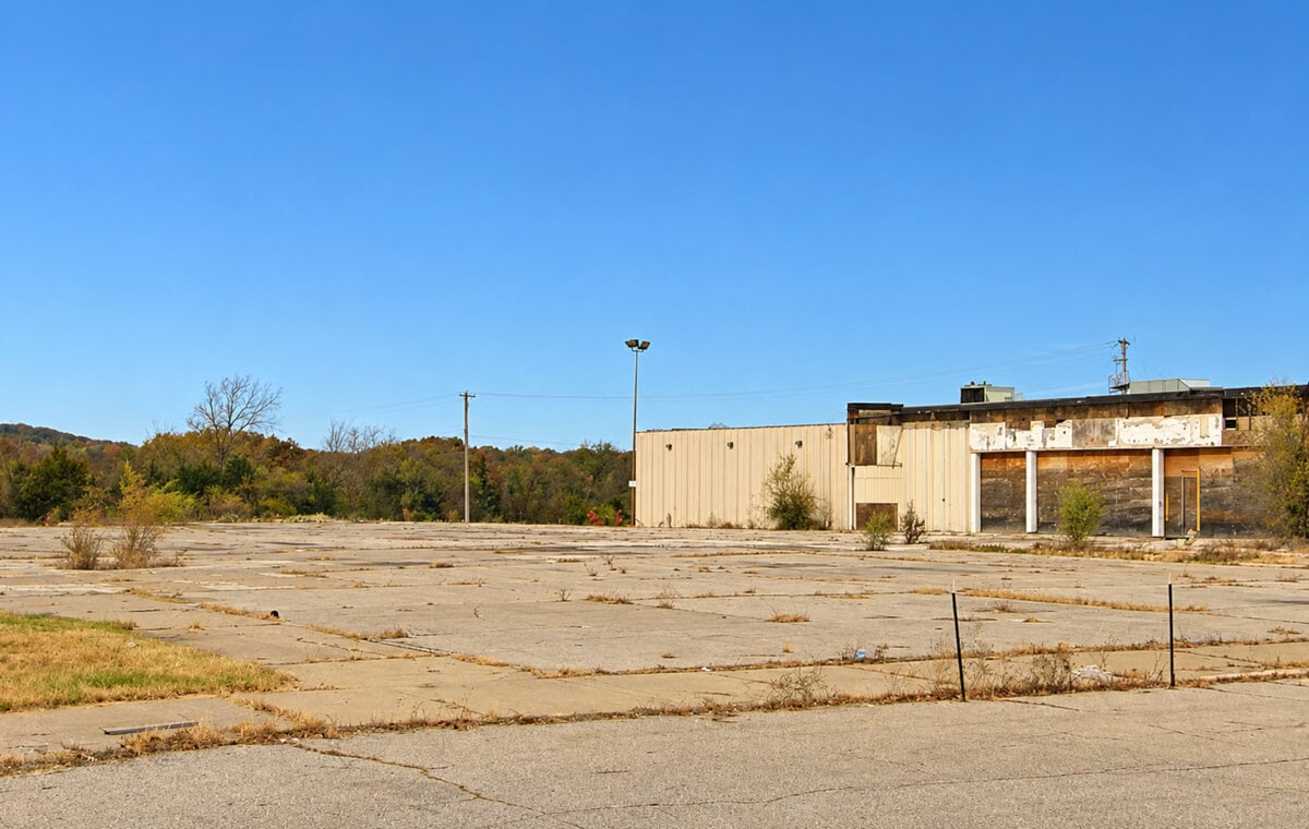 Leavenworth Plaza in Leavenworth, KS spent 50 years becoming a parking lot with a hardware store 11 Leavenworth Plaza in Leavenworth, KS