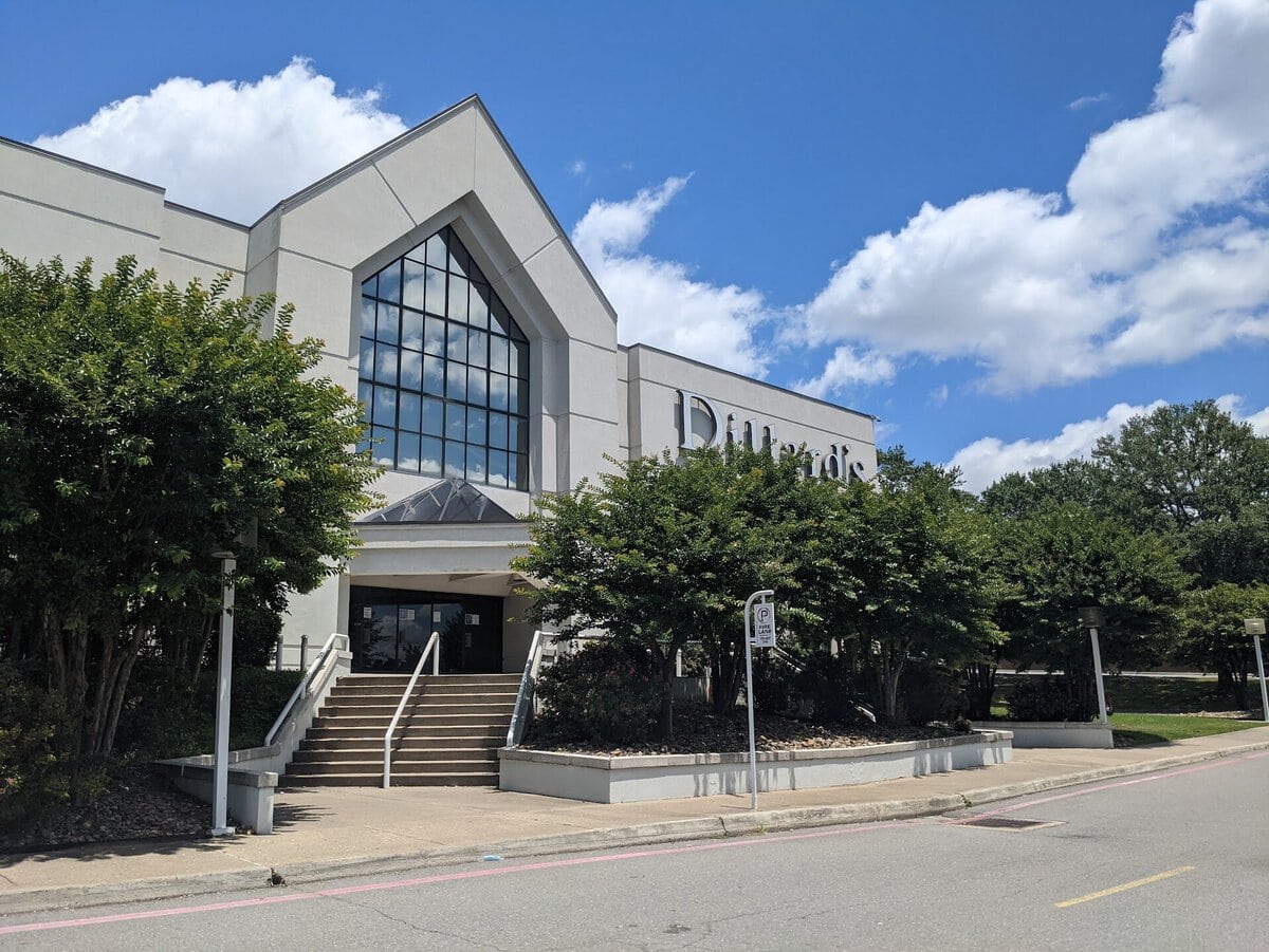 Park Plaza, Dillard's