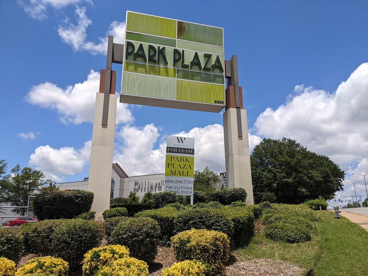 Park Plaza, Sign