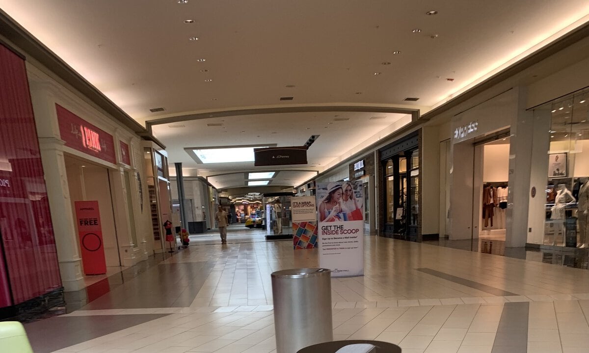 University Park Mall in Mishawaka, IN still runs, with its biggest store sitting empty 11 University Park Mall Mishawaka