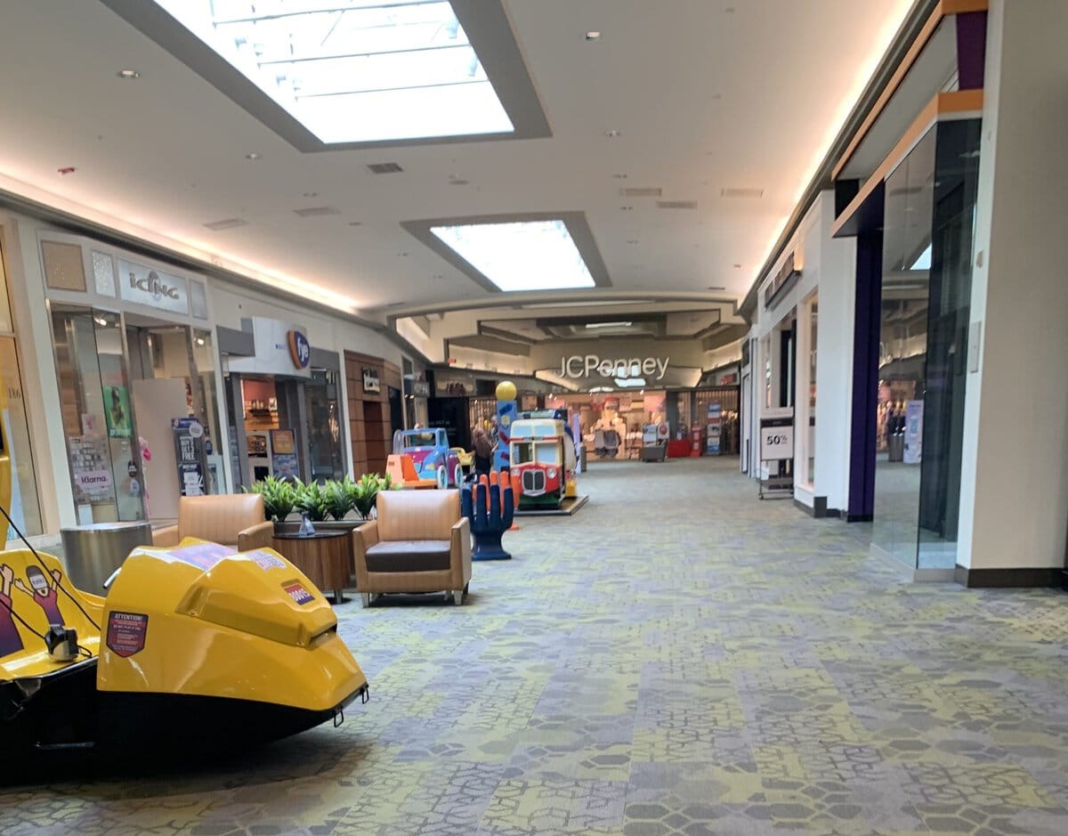 University Park Mall in Mishawaka, IN still runs, with its biggest store sitting empty 10 University Park Mall Mishawaka