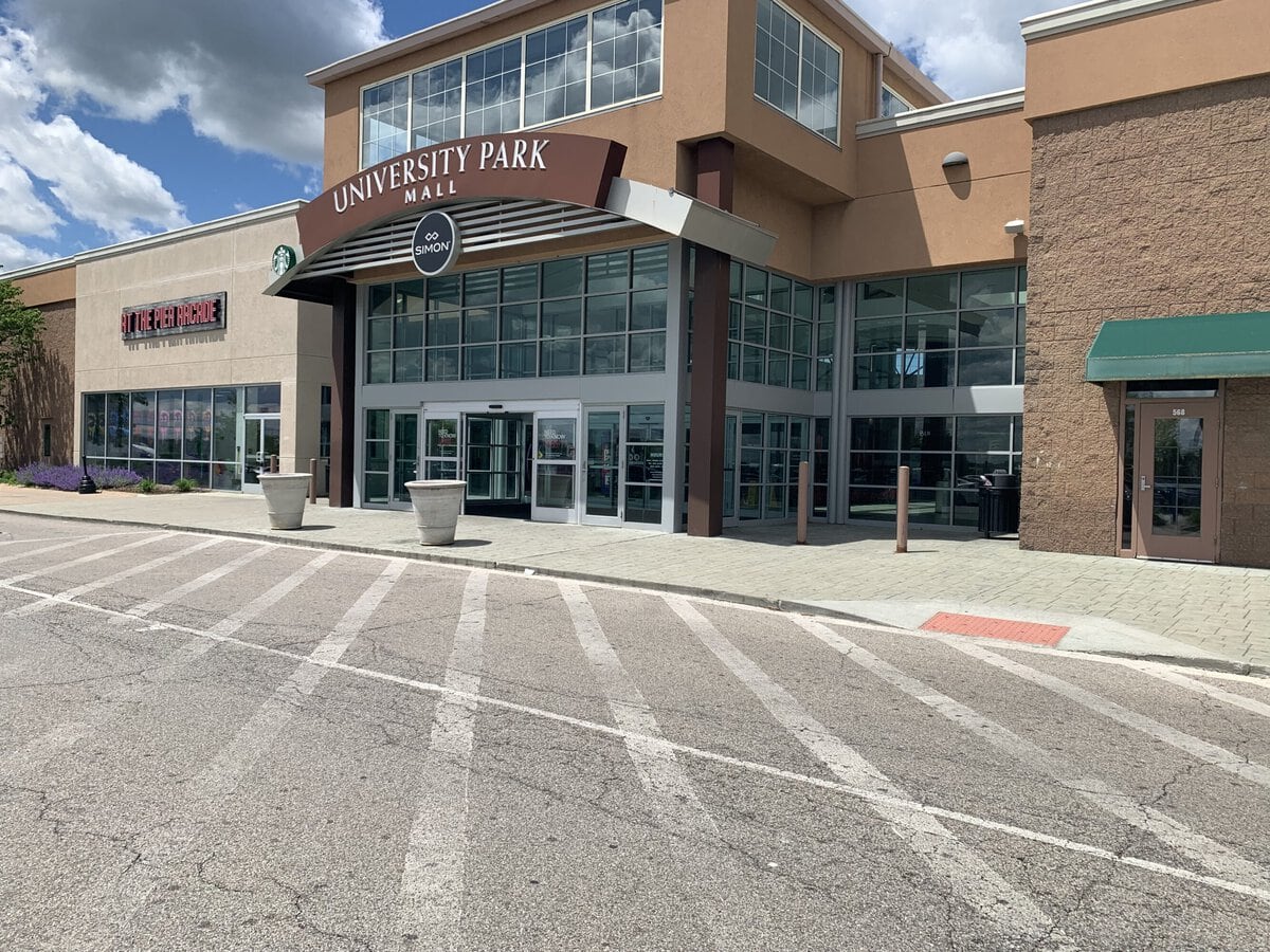 University Park Mall in Mishawaka, IN still runs, with its biggest store sitting empty 12 University Park Mall Mishawaka