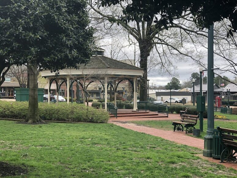 A West Tennessee Town Built for Families, Cars, and Big Grocery Runs