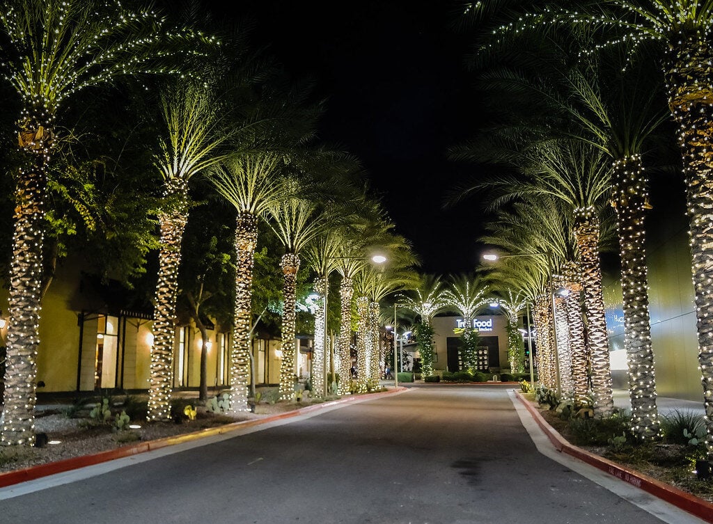 Kierland Commons opened on the Phoenix-Scottsdale line with no roof and no anchor, and the format spread across Arizona 10 Kierland Commons