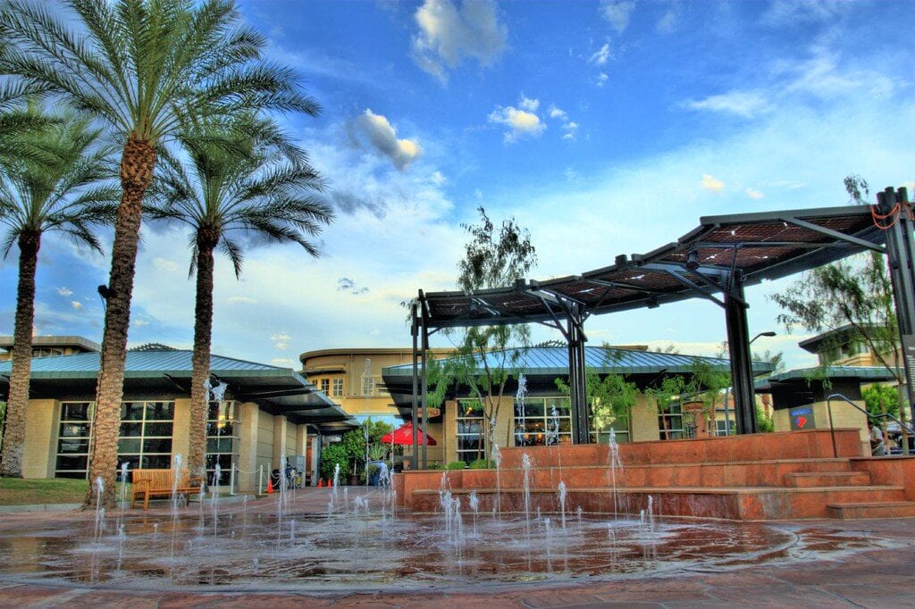 Kierland Commons opened on the Phoenix-Scottsdale line with no roof and no anchor, and the format spread across Arizona 9 Kierland Commons