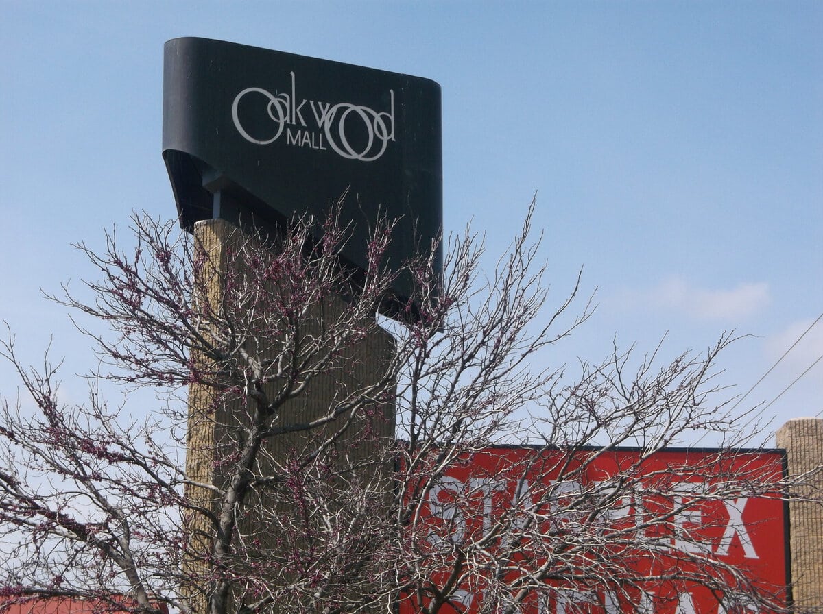 Oakwood Mall in Enid, OK: The Mall That Made West Garriott Road, Then Lost to It 10 Oakwood Mall in Enid, OK: The Mall That Made West Garriott Road, Then Lost to It