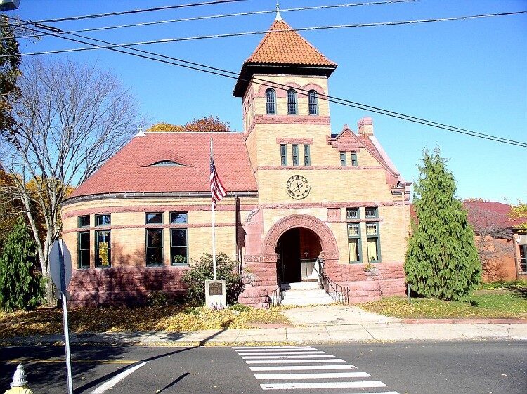 Living in Shelton, Connecticut: A River City That Turns Wooded Fast 12 Shelton, Connecticut