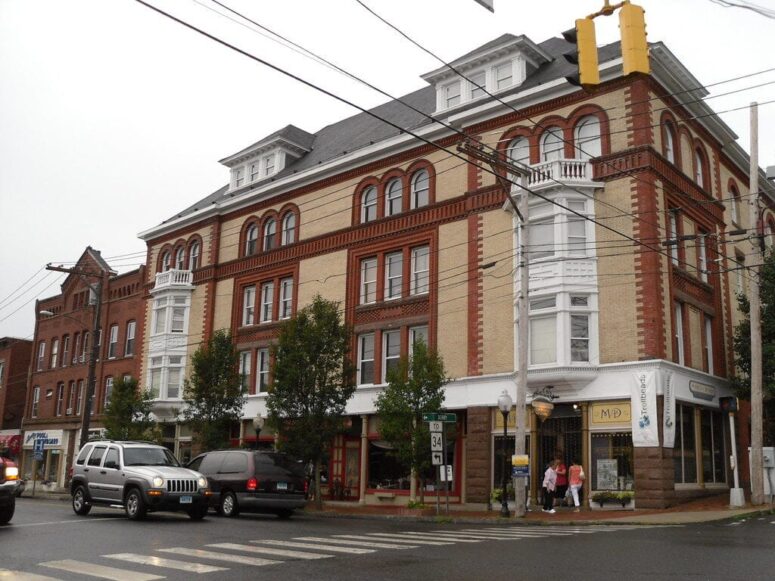 Living in Shelton, Connecticut: A River City That Turns Wooded Fast