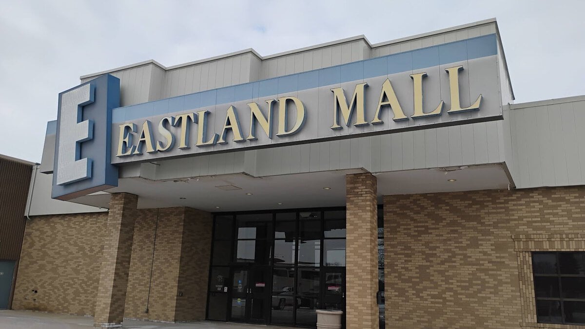 5 Department Stores Anchored Eastland Mall in Bloomington, IL. Kohl's Is the Only One Still Open.