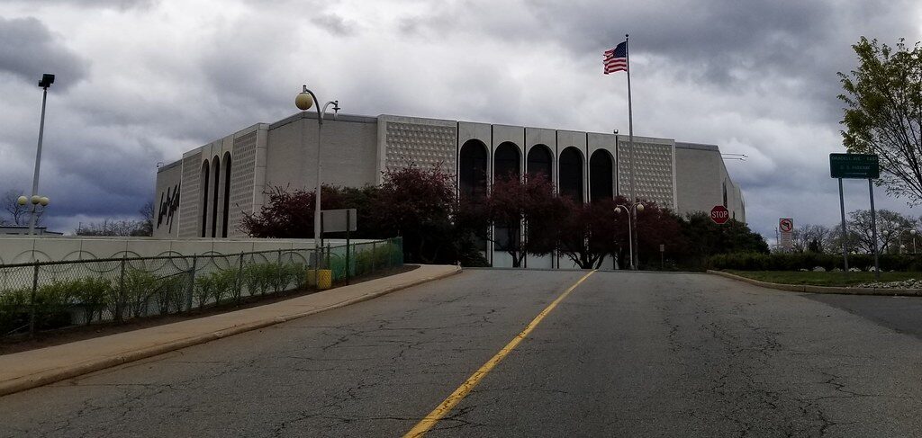 Fashion Center Mall in Paramus, NJ Lost Its Last Department Store in 2021. Big-Box Stores Keep It Open Now. 6 Fashion Center Paramus