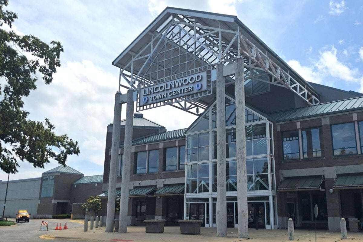 Lincolnwood Town Center Opened in Lincolnwood, IL With Two Department Stores in 1990. Kohl's Is the Last One Left.