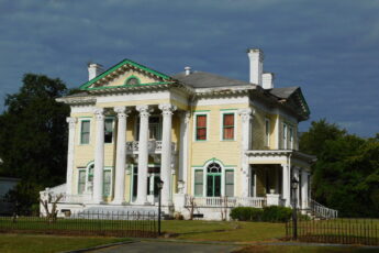 12 Rooms and 4 Corinthian Columns: The Rainer-Lewis House in Union Springs, AL Has Been Empty Since 2015 11 Rainer-Lewis House