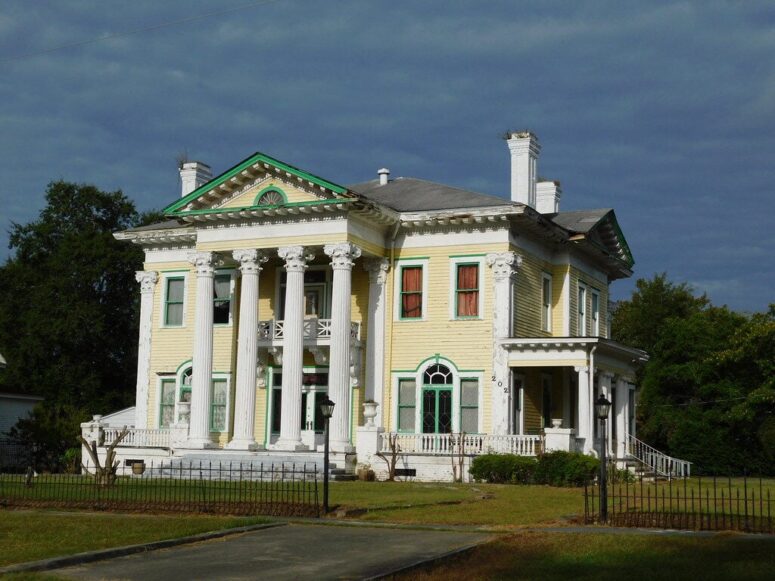 12 Rooms and 4 Corinthian Columns: The Rainer-Lewis House in Union Springs, AL Has Been Empty Since 2015