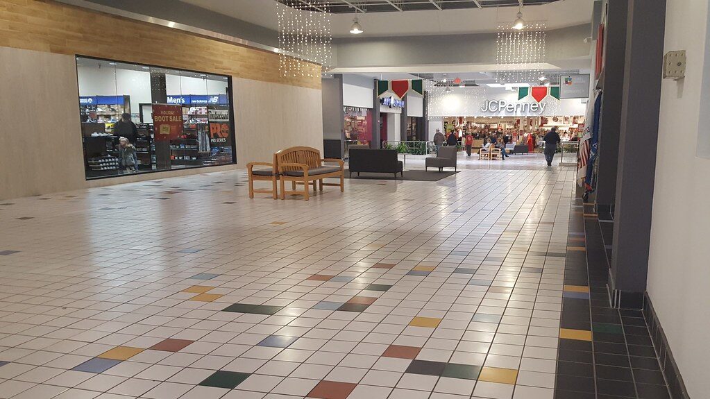 How Times Square Mall in Mount Vernon, IL, Kept Its Big Stores by Pointing Them at the Parking Lot