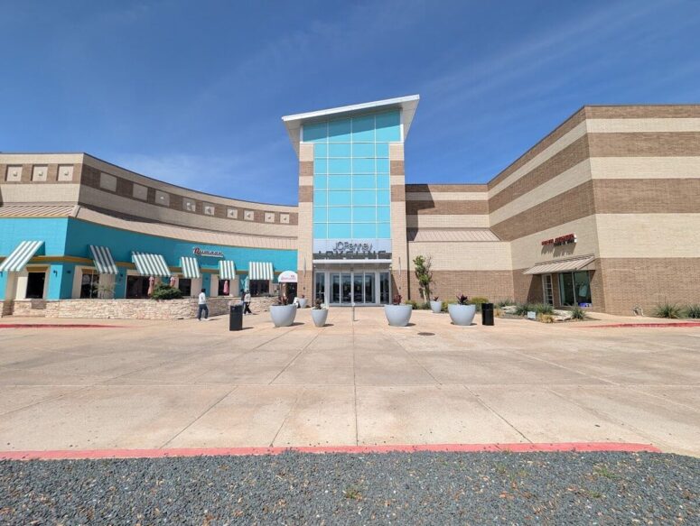 Two of the five stores that opened Lakeline Mall in Cedar Park, TX are dark boxes now, but the corridors are 97% full