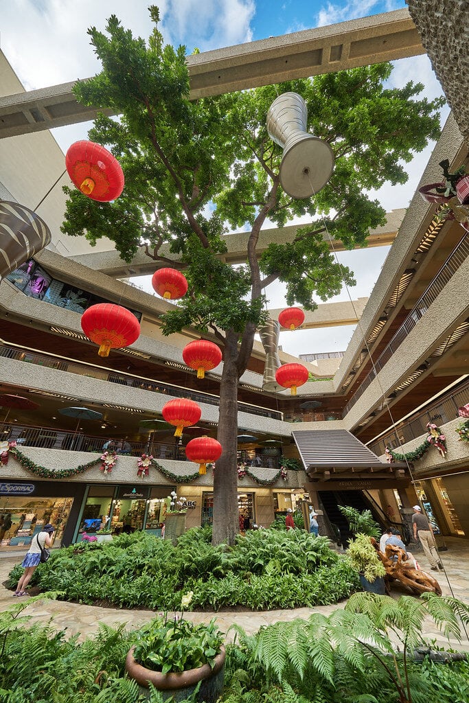 5 things Royal Hawaiian Center in Honolulu, HI lost in 46 years, and one restaurant that never moved out 7 Royal Hawaiian Center