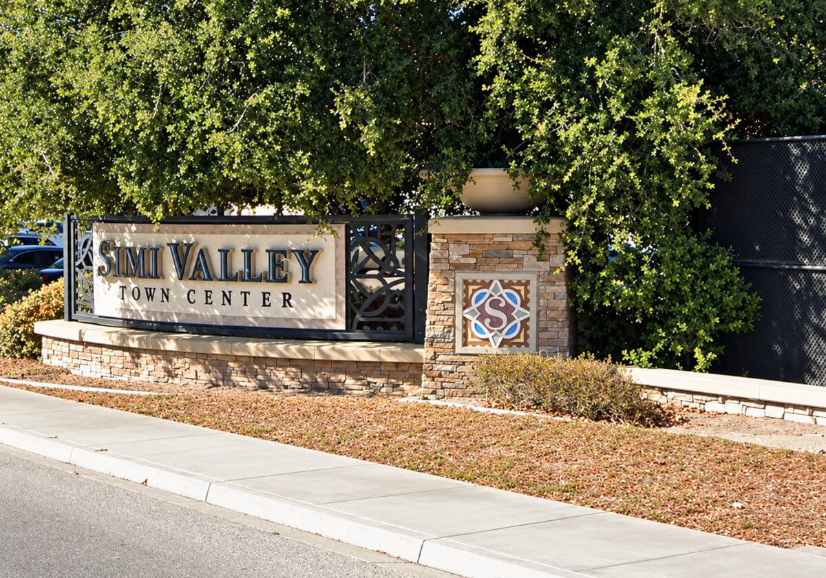 Planned for up to 5 department stores, opened with 2, now zero: Simi Valley Town Center mall in Simi Valley, CA