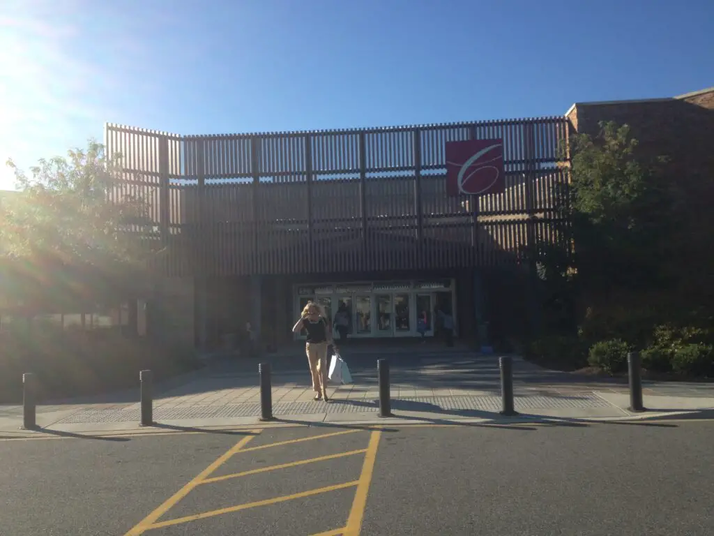 Christiana Mall entrance between JCPenney and Target