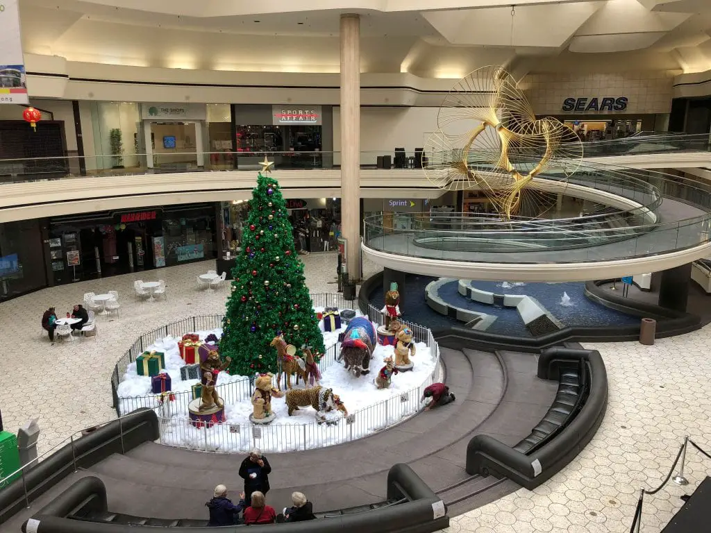 Hilltop Mall Christmas tree