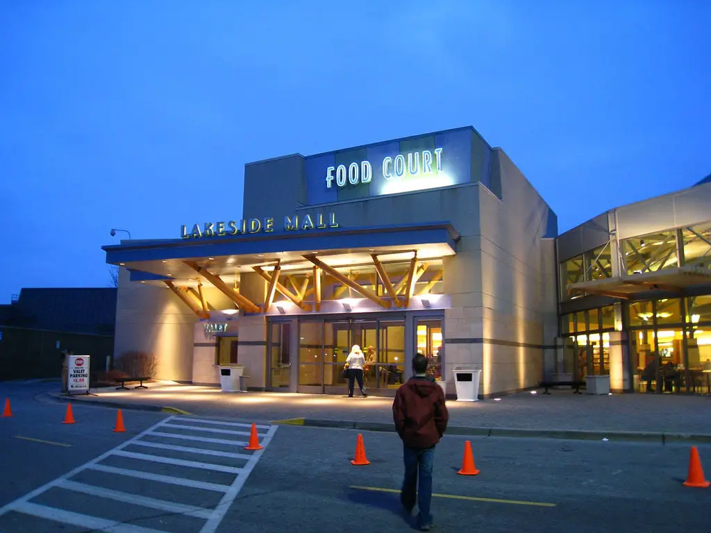 Lakeside Mall, Sterling Heights, MI: End of an Era