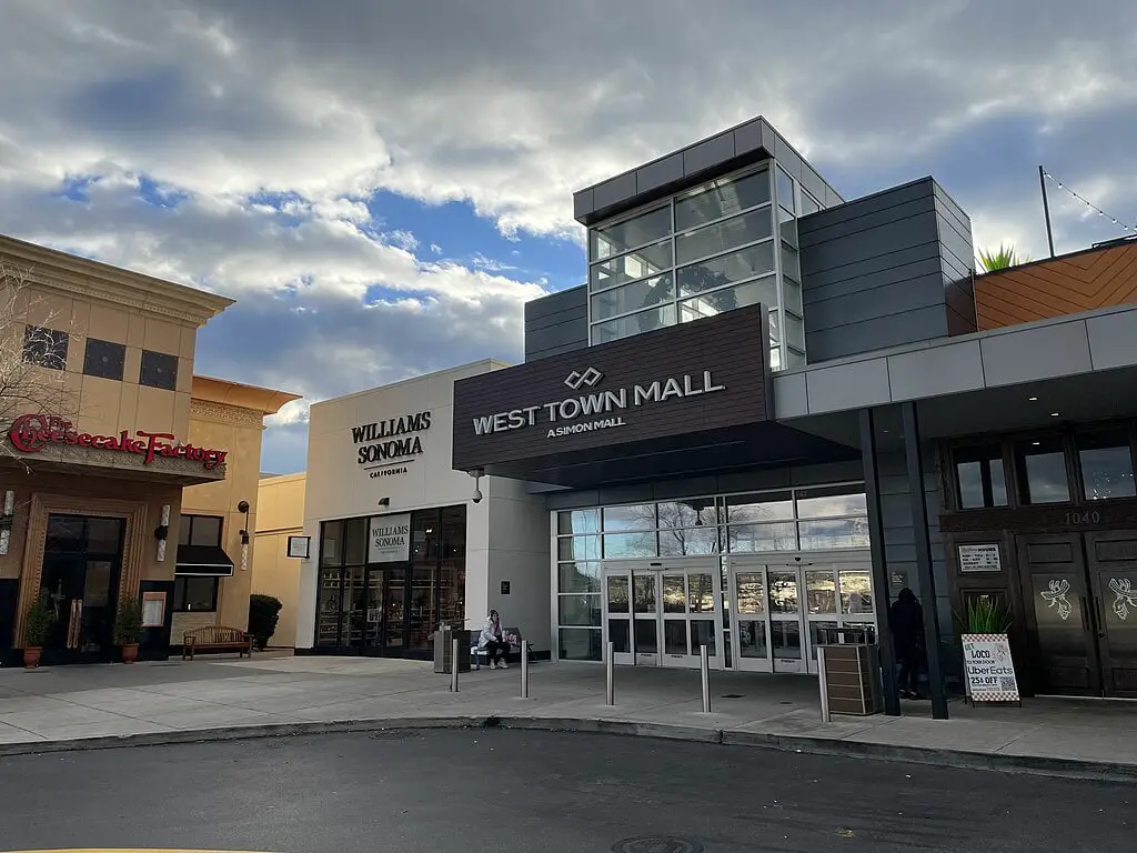 Main entrance of West Town Mall 