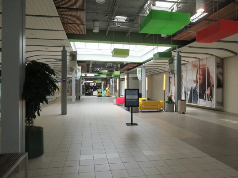 Is Oakwood Center in Gretna, LA, a Fading Mall?