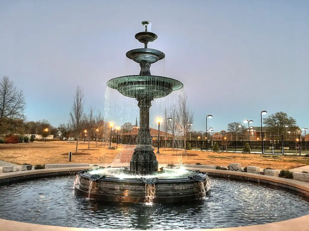 Tattnall Square Park Fountain - Places to see in Macon