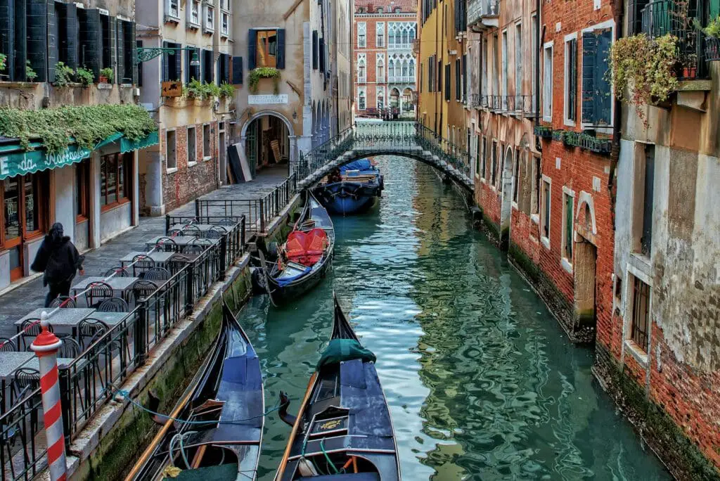 romantic getaways for couples Venice canal