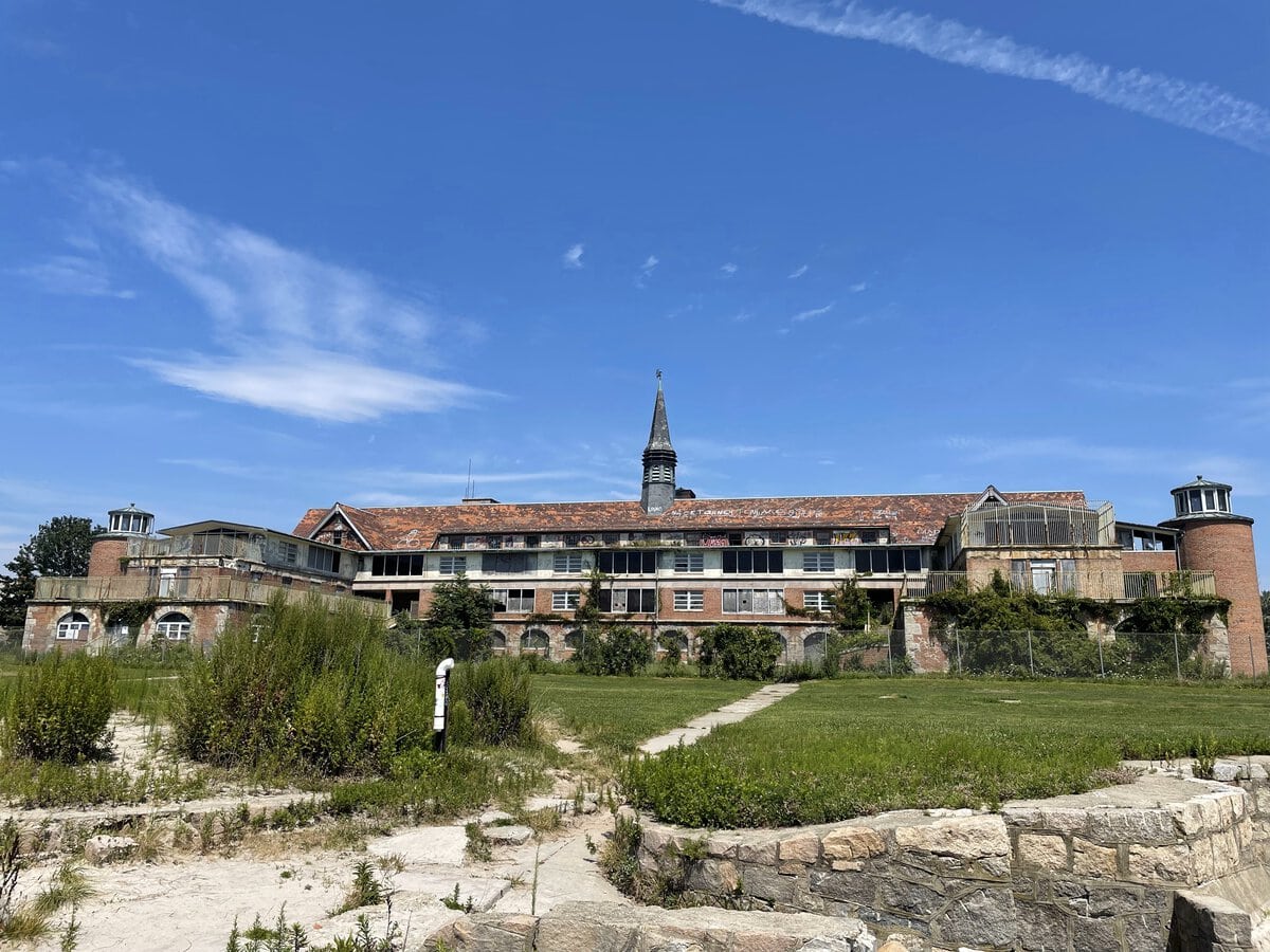 Abandoned Seaside Sanatorium in Waterford, CT: What Lies Inside?