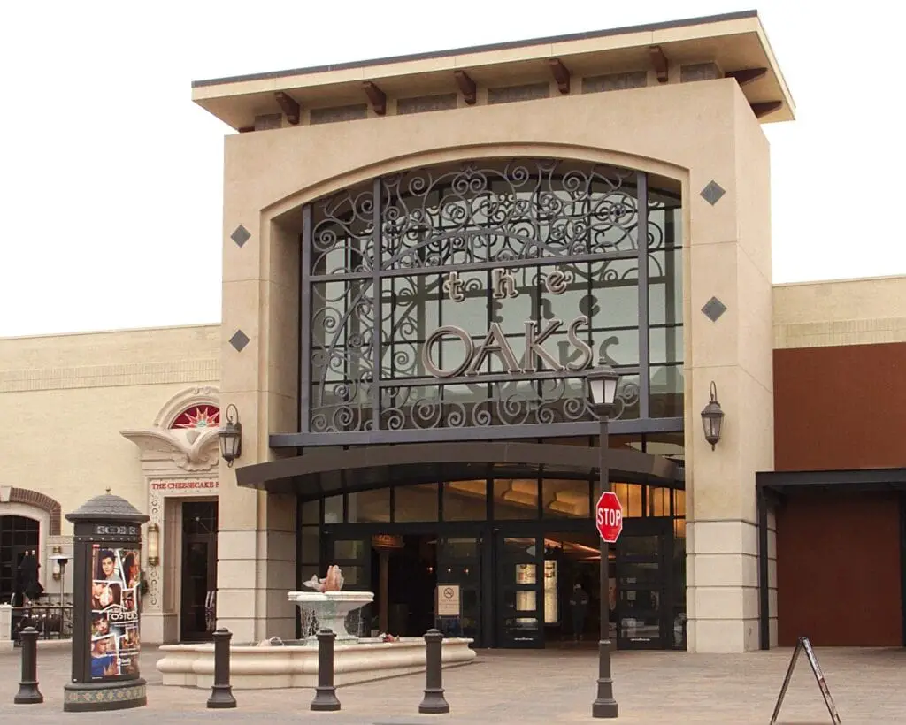 The Oaks mall main entrance