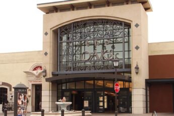 The Oaks mall main entrance