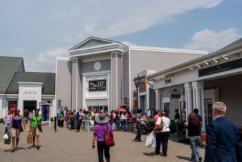 Woodbury Common Outlet Mall: Discover the Luxury of Shopping in Woodbury, NY